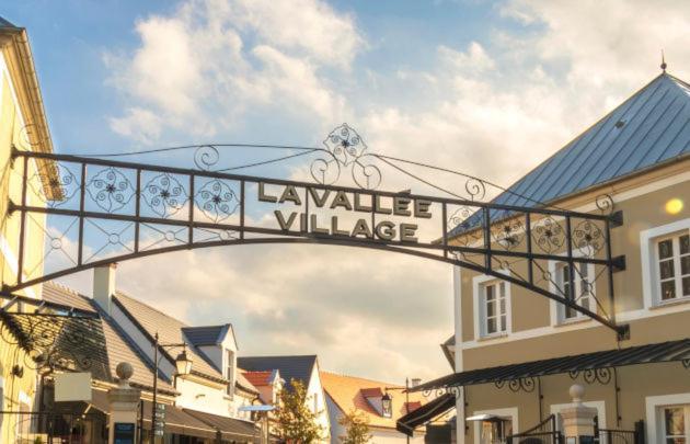 Magic Studio - Disneyland Paris Shopping Village 9 Minutes Chessy  Exterior photo